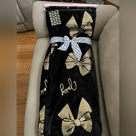 SOLD ‼️ Juicy Couture Oversized Plush Gold Foil Glam Bow Throw Blanket - Picture 4 of 4
